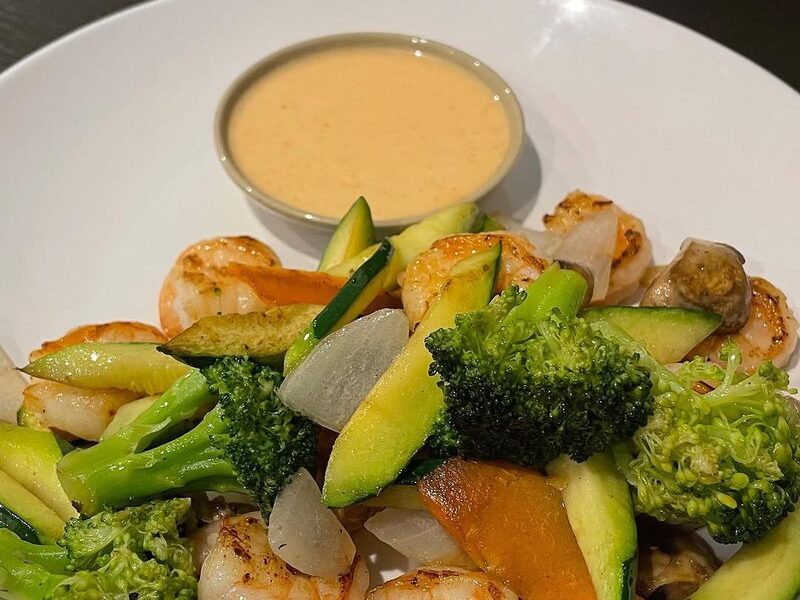 Hibachi shrimp with broccoli, zucchini, carrot and mushroom, with white sauce