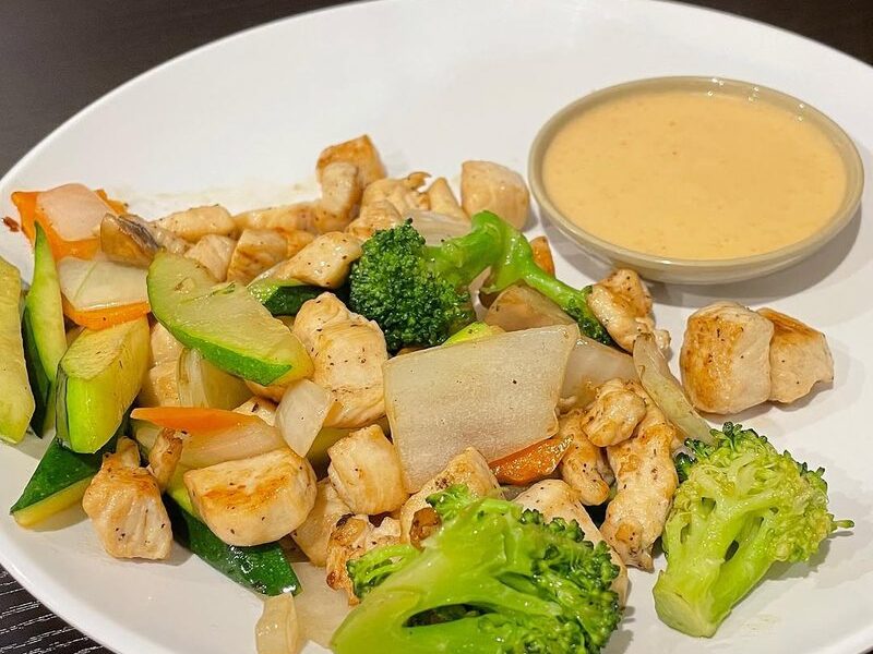Hibachi chicken with vegetables and white sauce