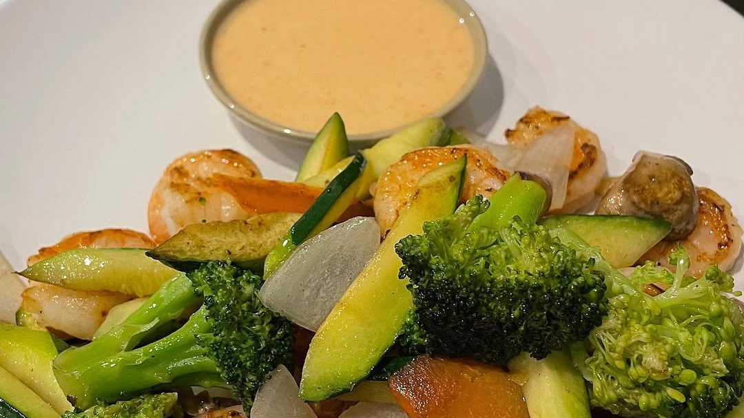 Hibachi shrimp with broccoli, zucchini and carrots and a cup of white sauce at Sushi Queen